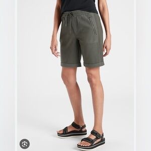 Athleta women’s farallon Bermuda shorts size 4